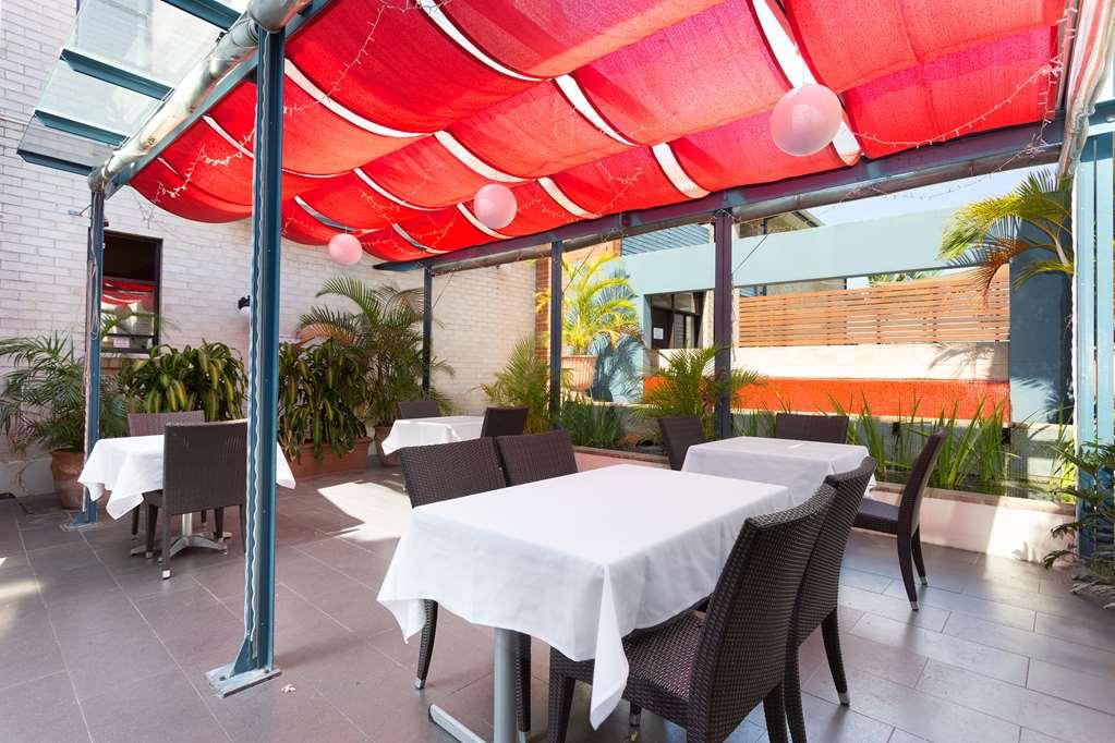 Отель Ramada By Wyndham Brisbane Windsor Ресторан фото