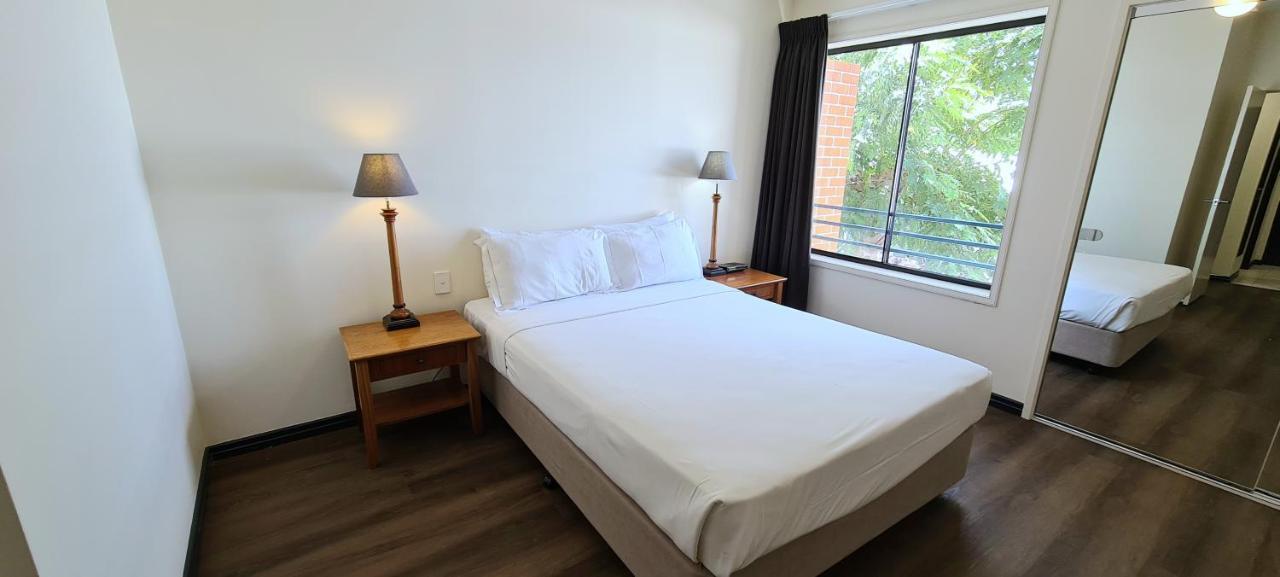Отель Ramada By Wyndham Brisbane Windsor Экстерьер фото