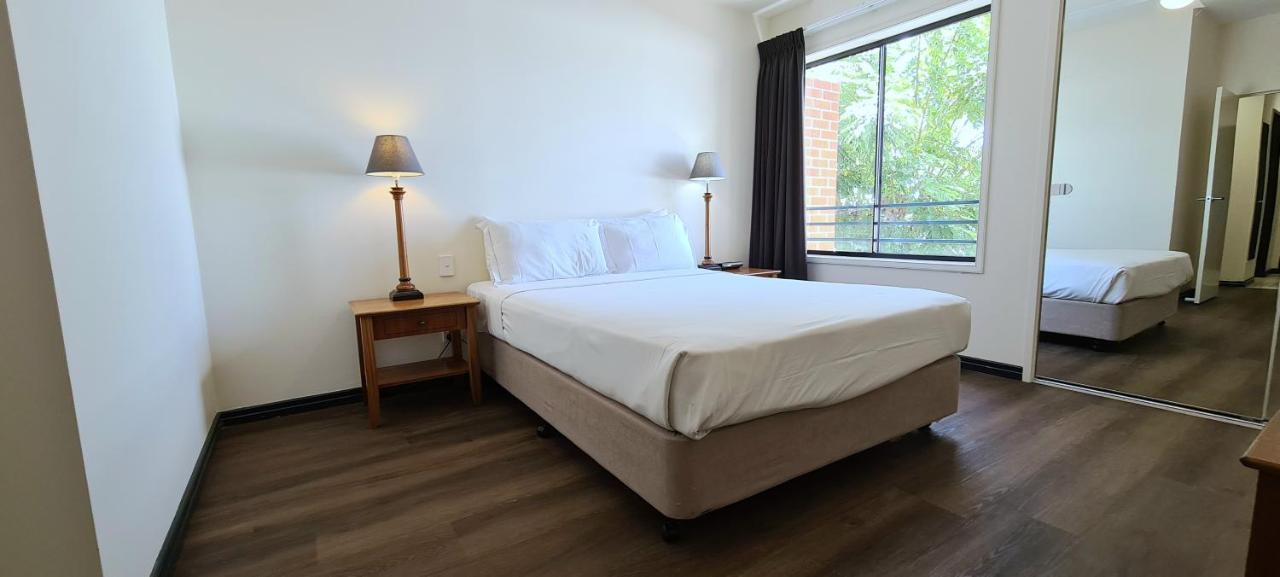 Отель Ramada By Wyndham Brisbane Windsor Экстерьер фото