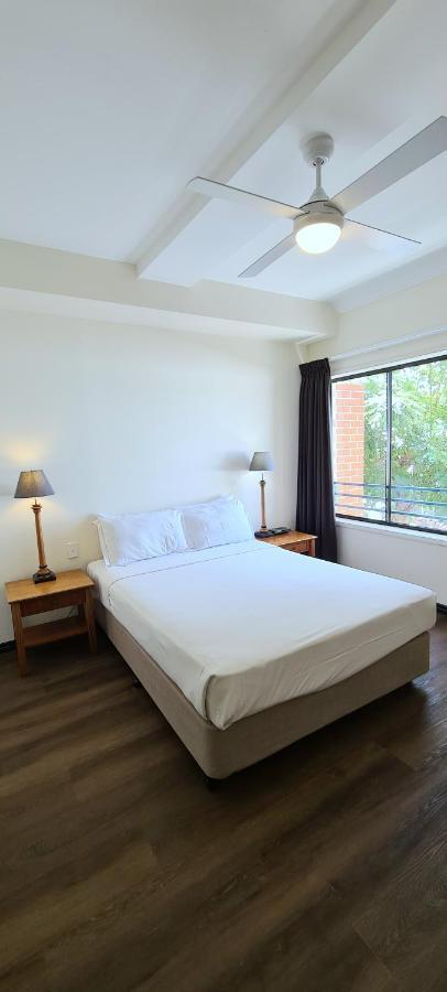 Отель Ramada By Wyndham Brisbane Windsor Экстерьер фото