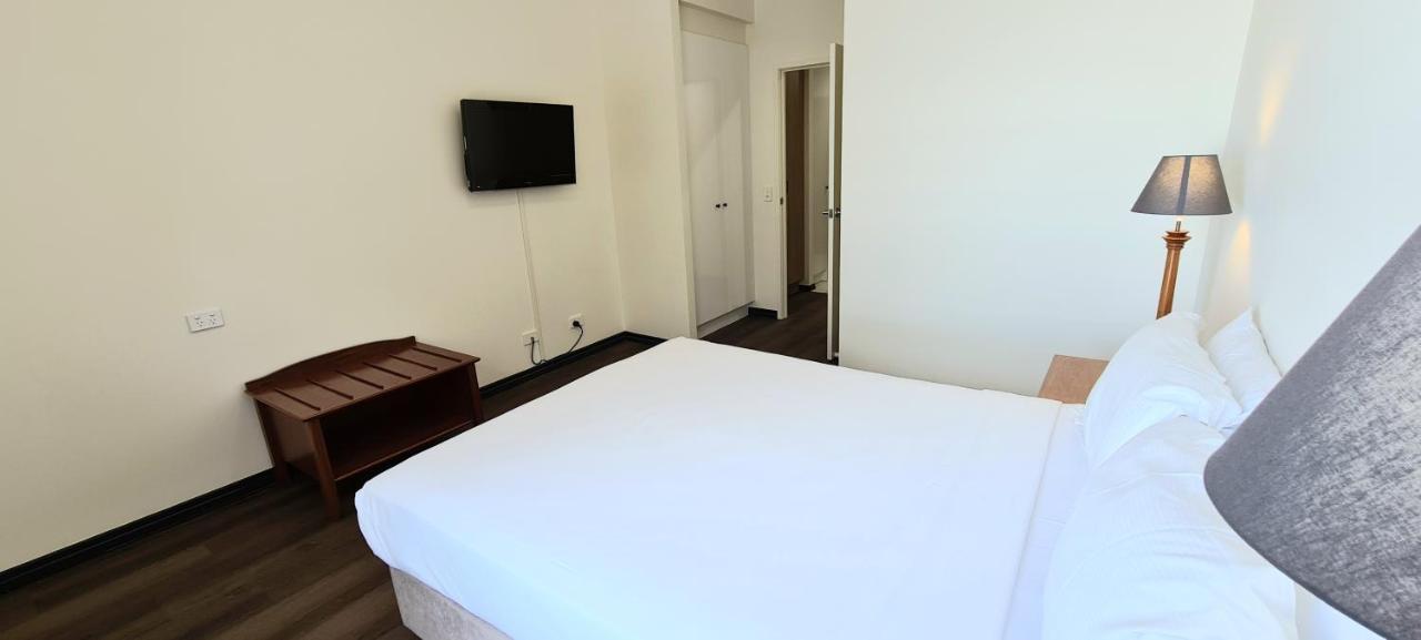 Отель Ramada By Wyndham Brisbane Windsor Экстерьер фото
