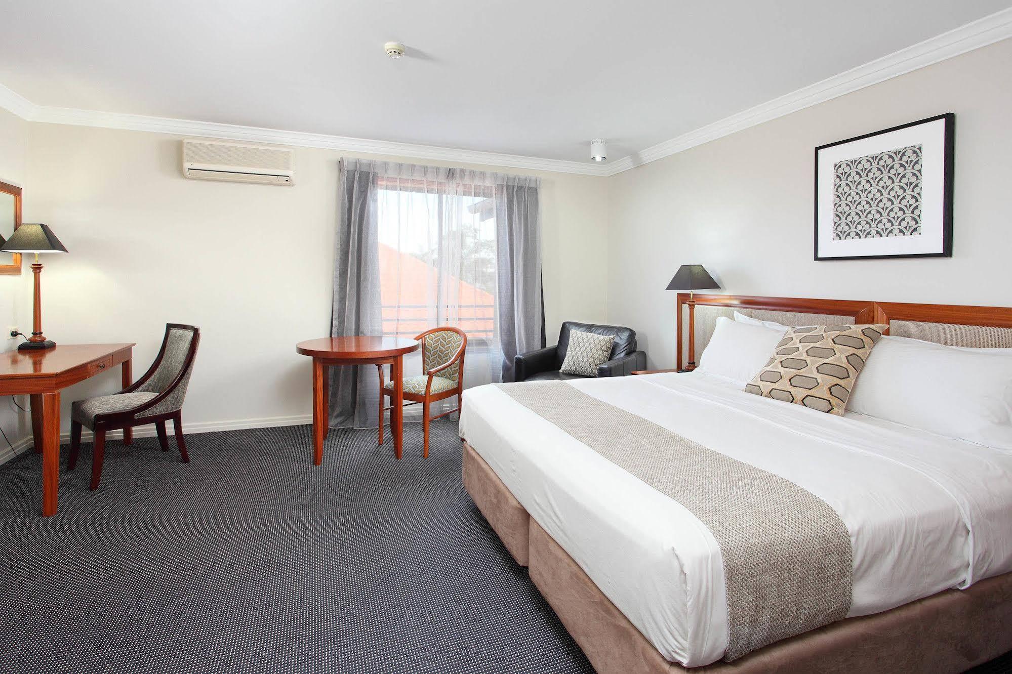 Отель Ramada By Wyndham Brisbane Windsor Экстерьер фото