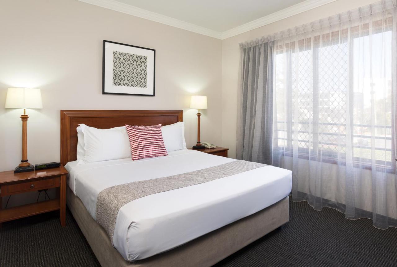 Отель Ramada By Wyndham Brisbane Windsor Экстерьер фото