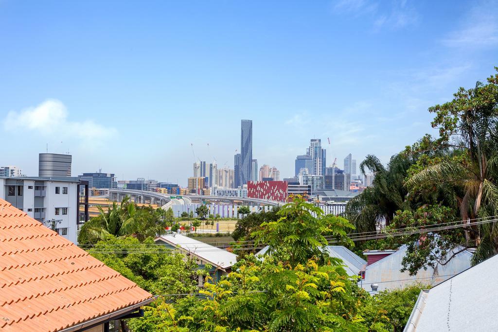 Отель Ramada By Wyndham Brisbane Windsor Экстерьер фото