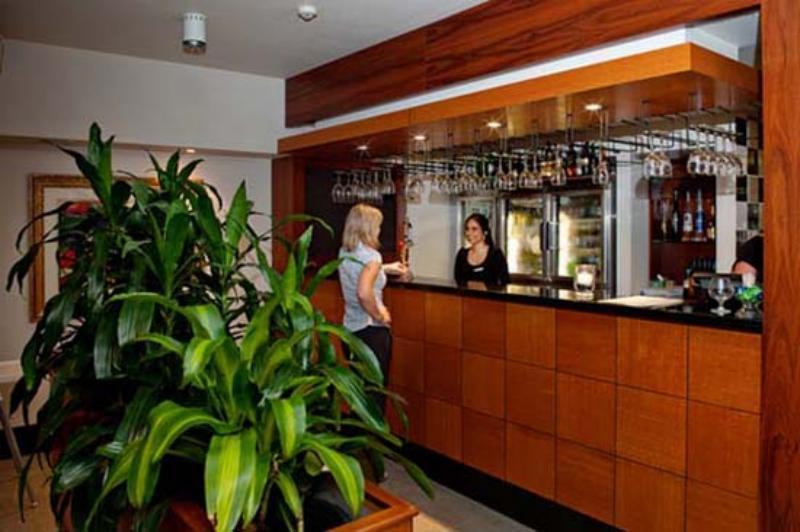 Отель Ramada By Wyndham Brisbane Windsor Экстерьер фото