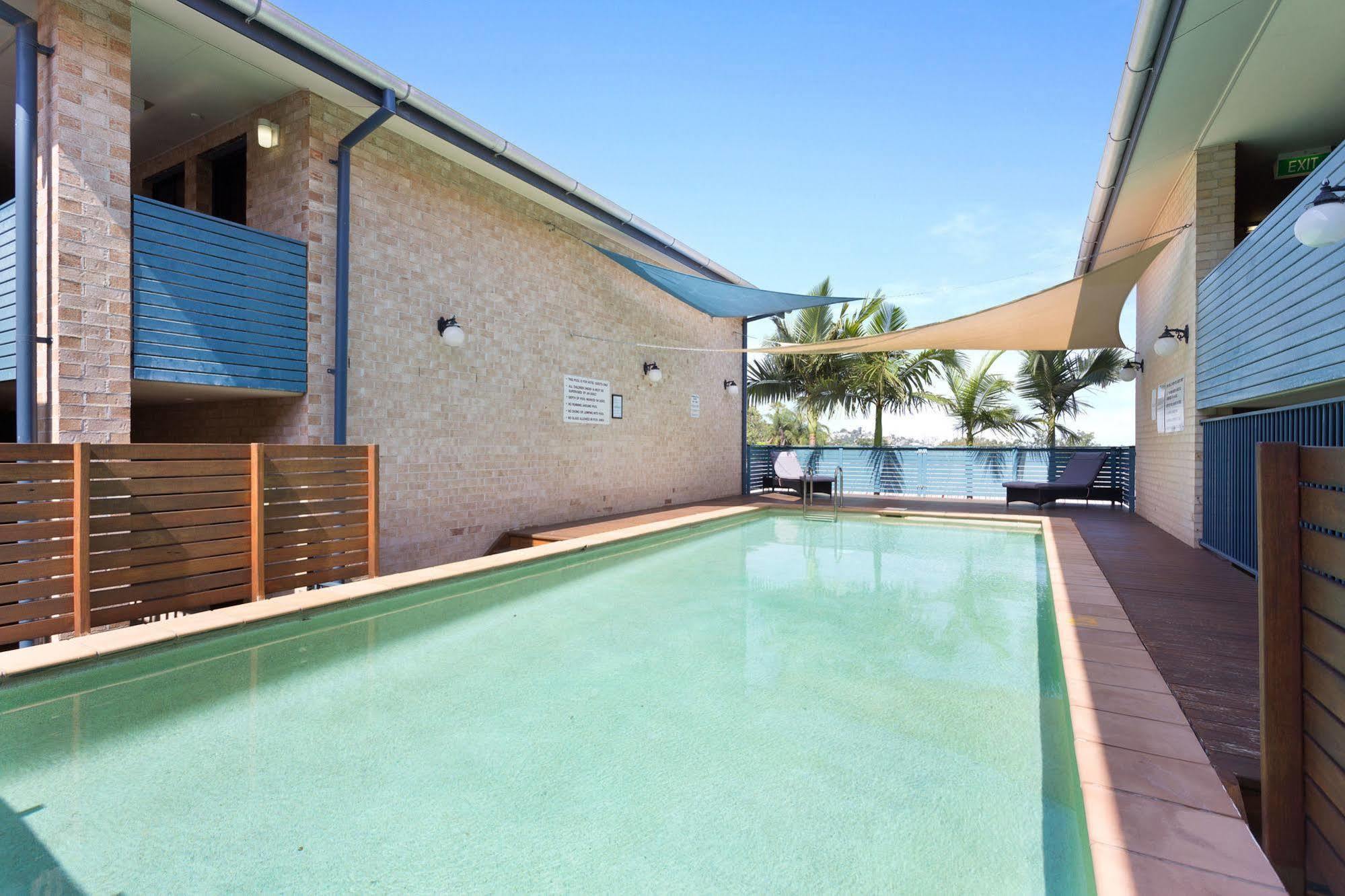 Отель Ramada By Wyndham Brisbane Windsor Экстерьер фото
