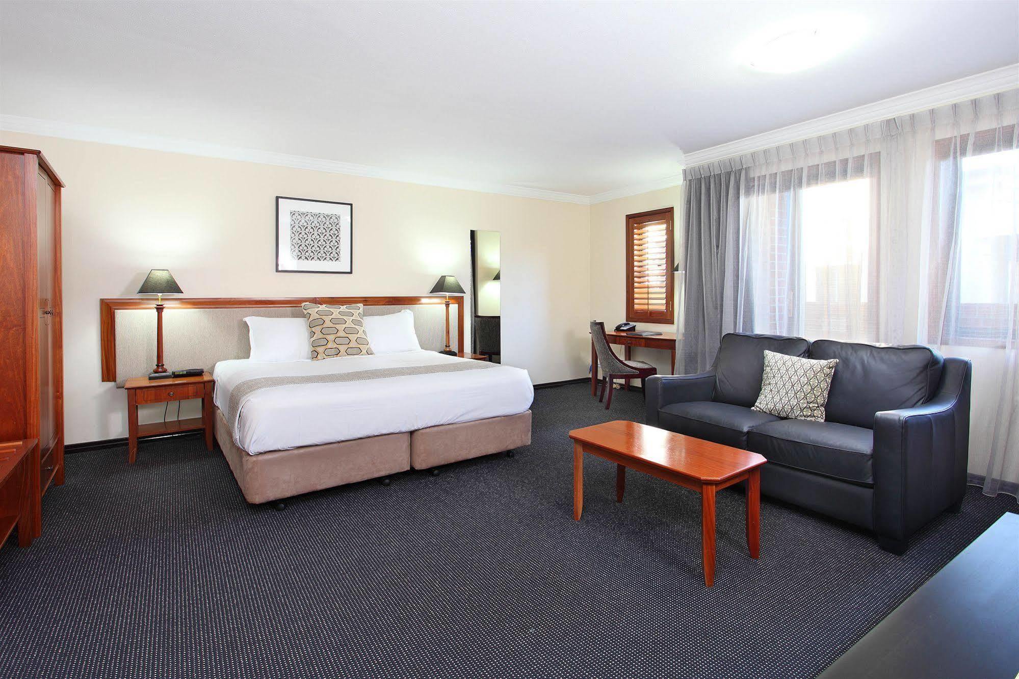 Отель Ramada By Wyndham Brisbane Windsor Экстерьер фото