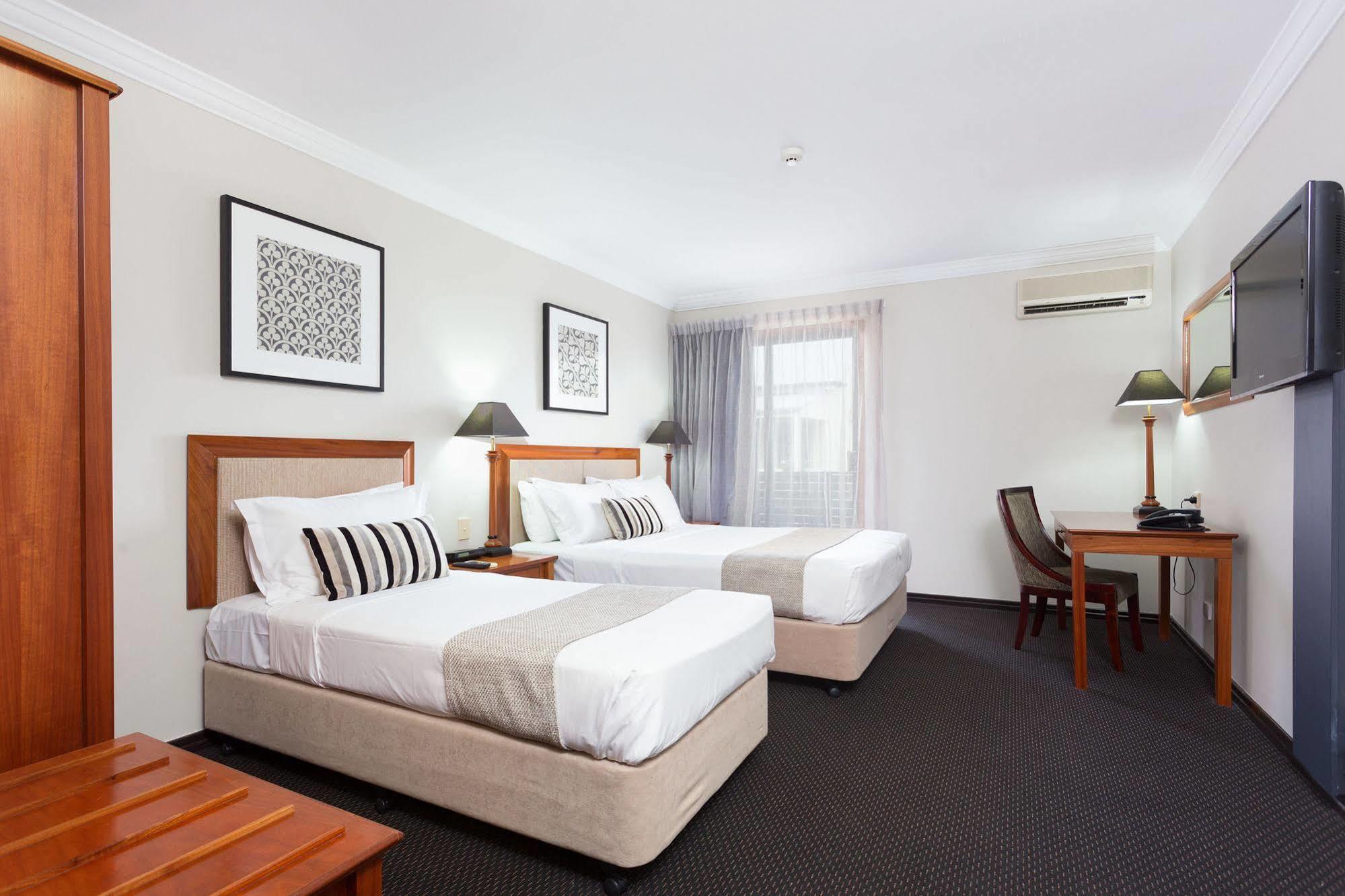 Отель Ramada By Wyndham Brisbane Windsor Экстерьер фото