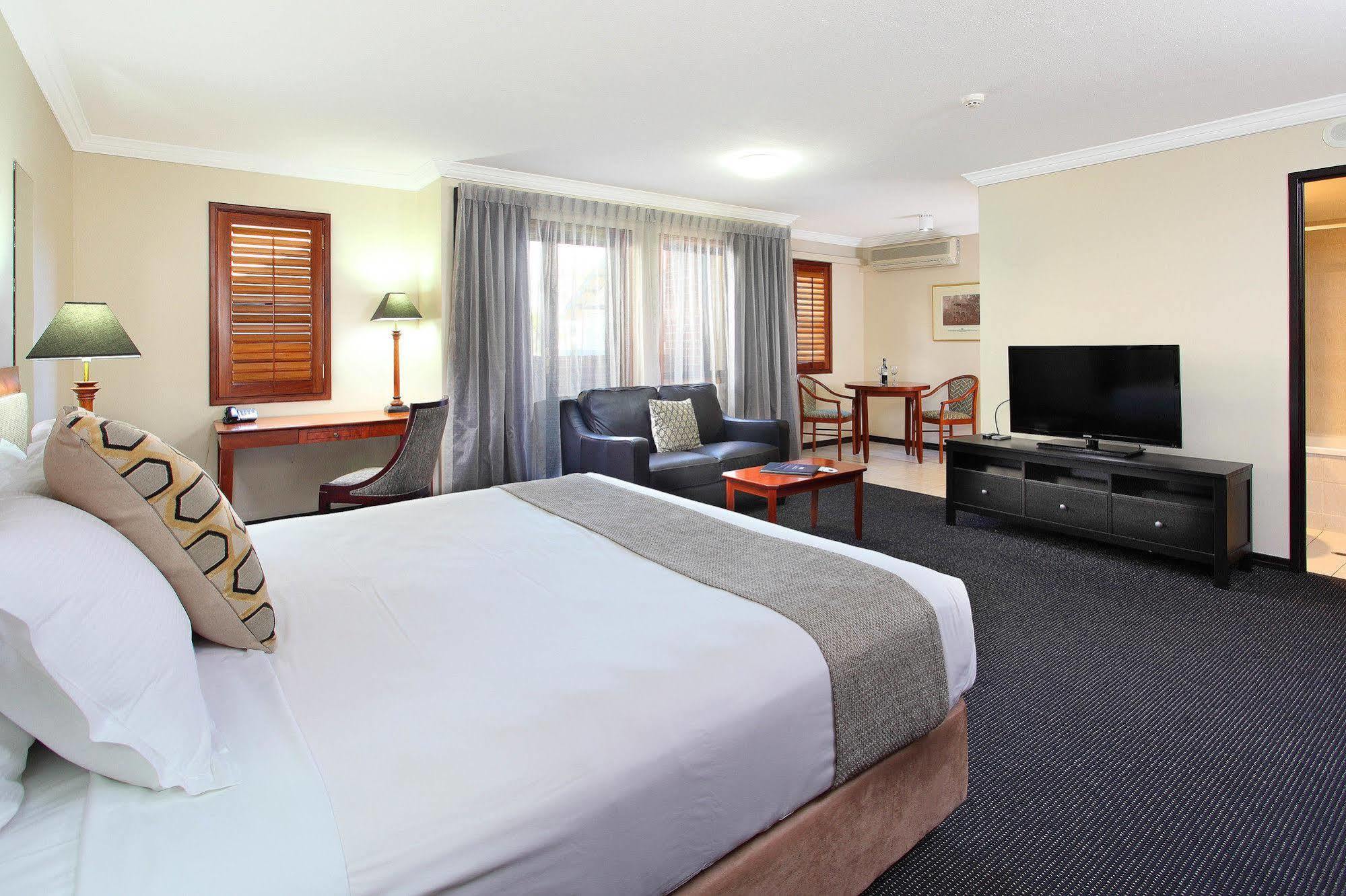 Отель Ramada By Wyndham Brisbane Windsor Экстерьер фото