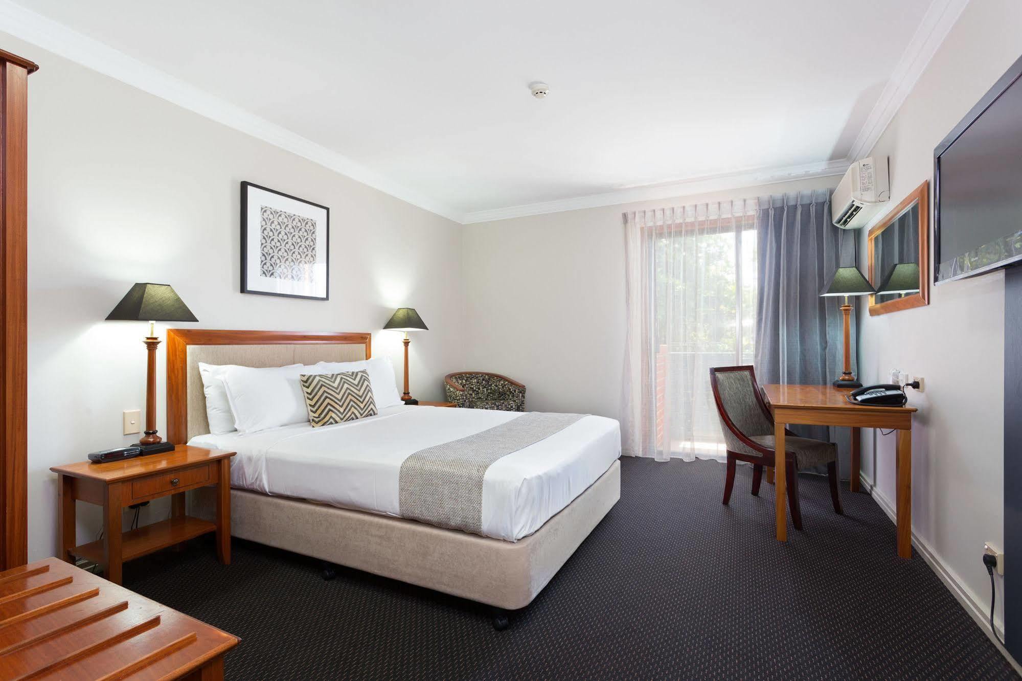Отель Ramada By Wyndham Brisbane Windsor Экстерьер фото