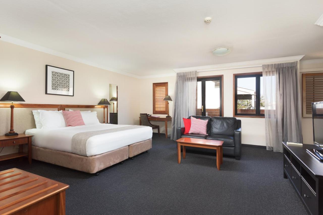 Отель Ramada By Wyndham Brisbane Windsor Экстерьер фото