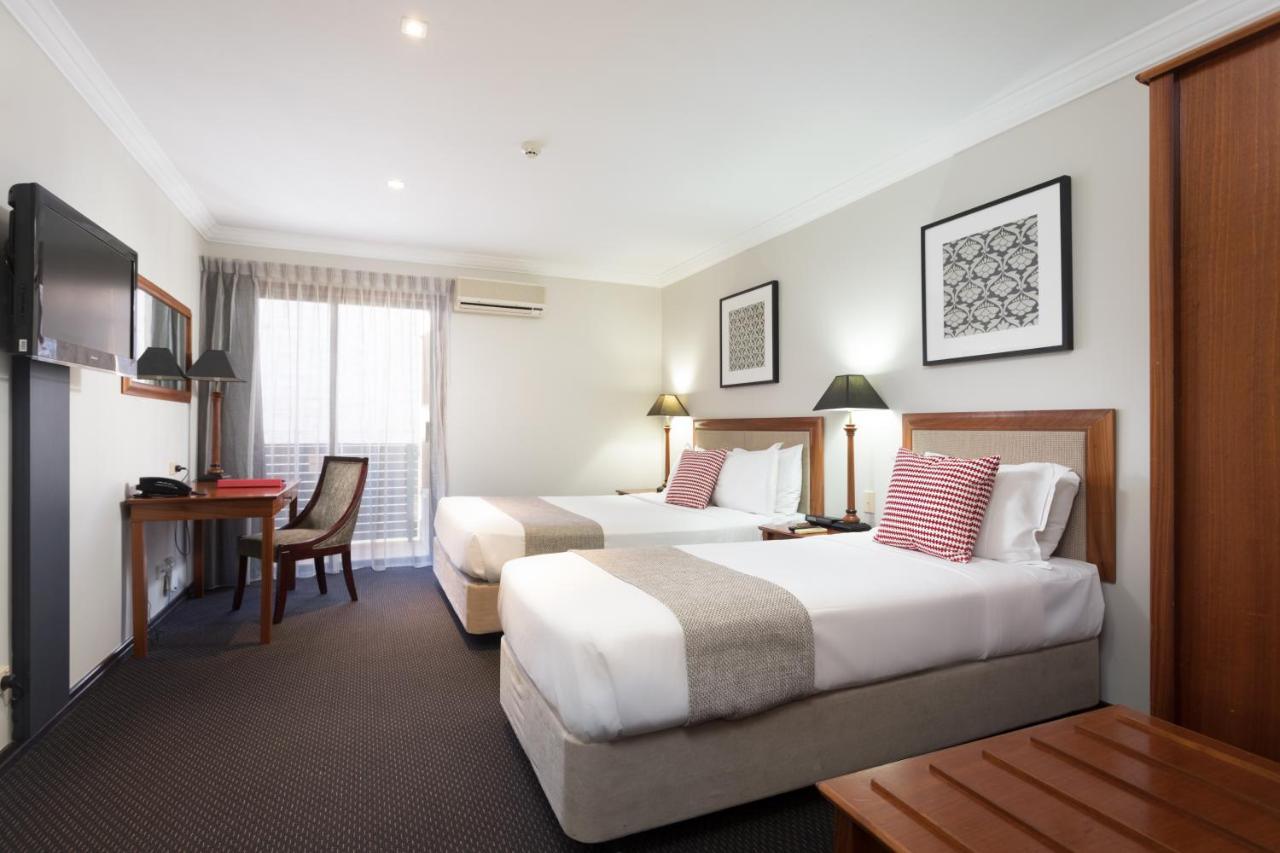 Отель Ramada By Wyndham Brisbane Windsor Экстерьер фото
