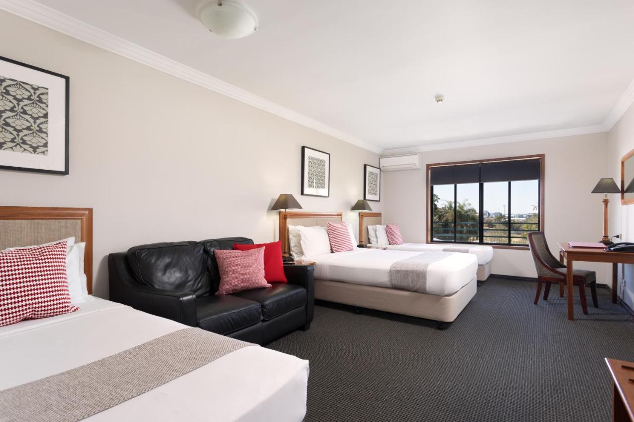 Отель Ramada By Wyndham Brisbane Windsor Экстерьер фото