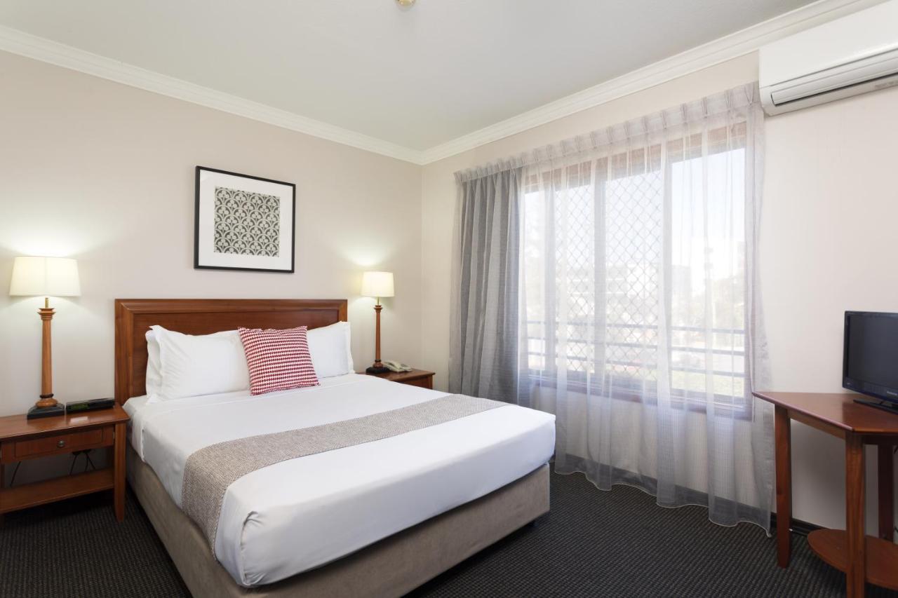 Отель Ramada By Wyndham Brisbane Windsor Экстерьер фото