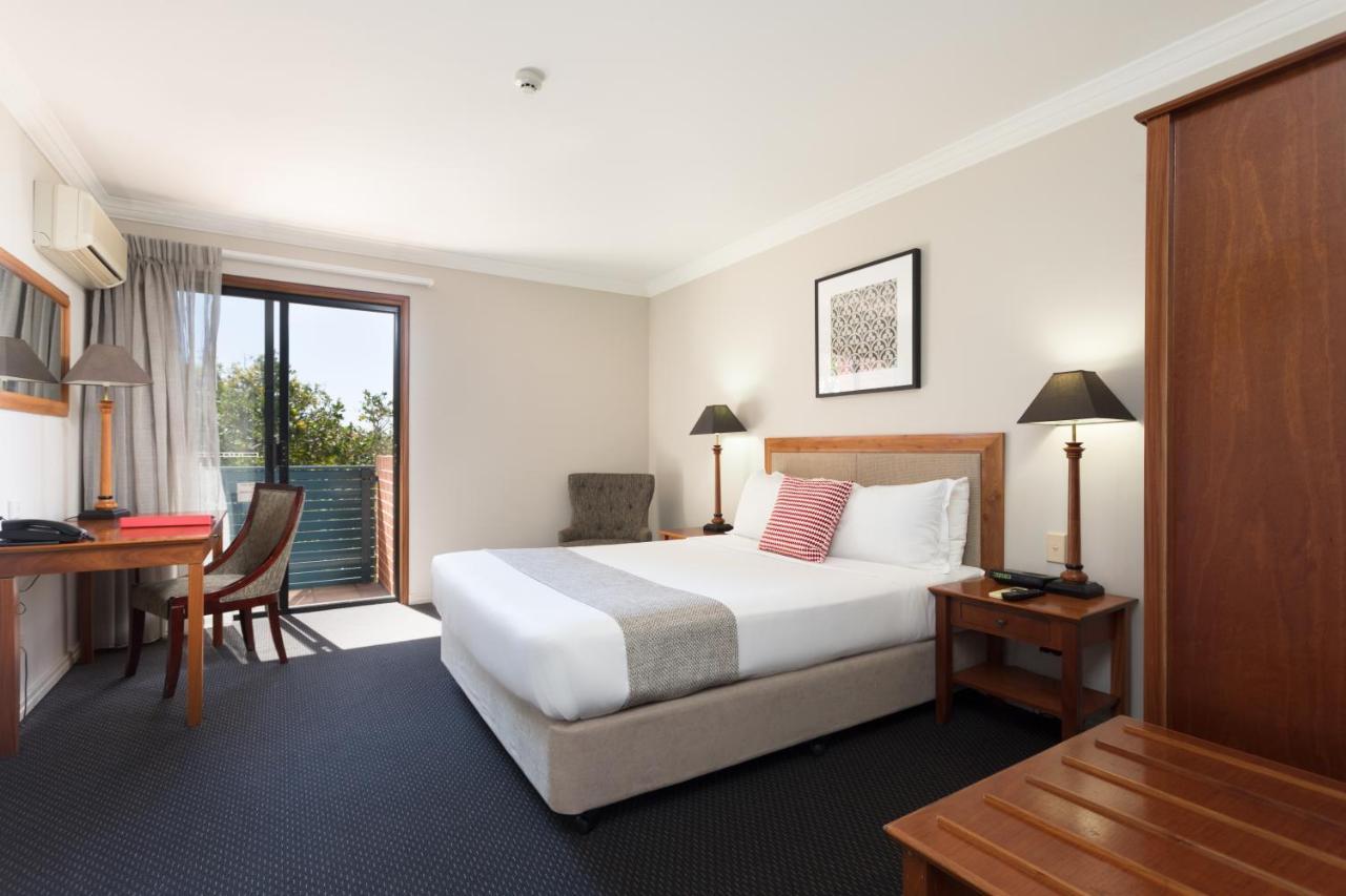 Отель Ramada By Wyndham Brisbane Windsor Экстерьер фото