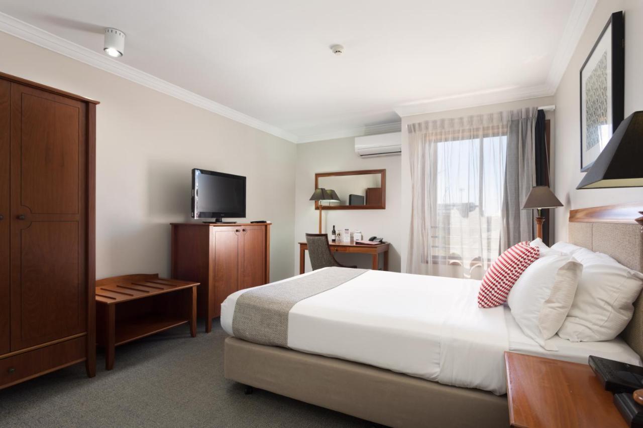 Отель Ramada By Wyndham Brisbane Windsor Экстерьер фото