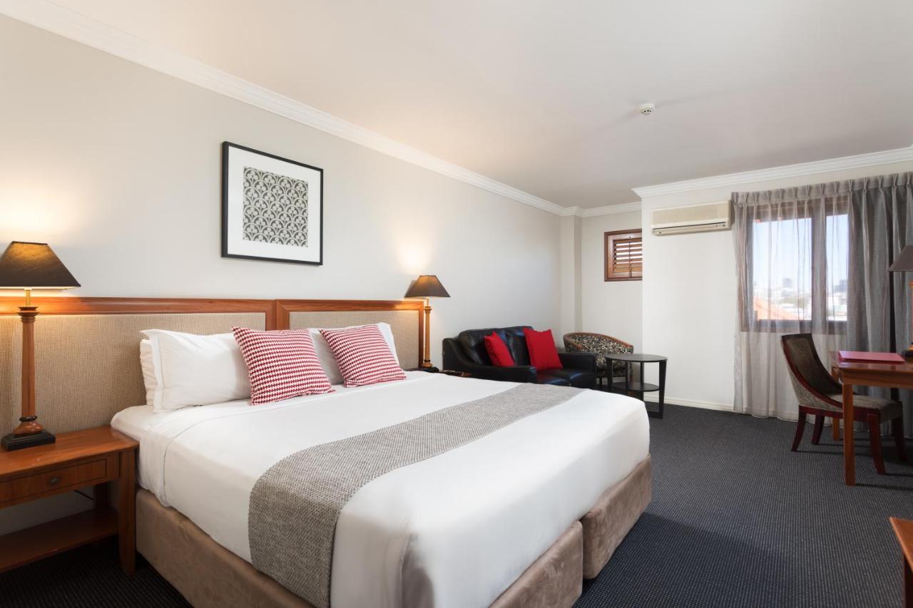 Отель Ramada By Wyndham Brisbane Windsor Экстерьер фото