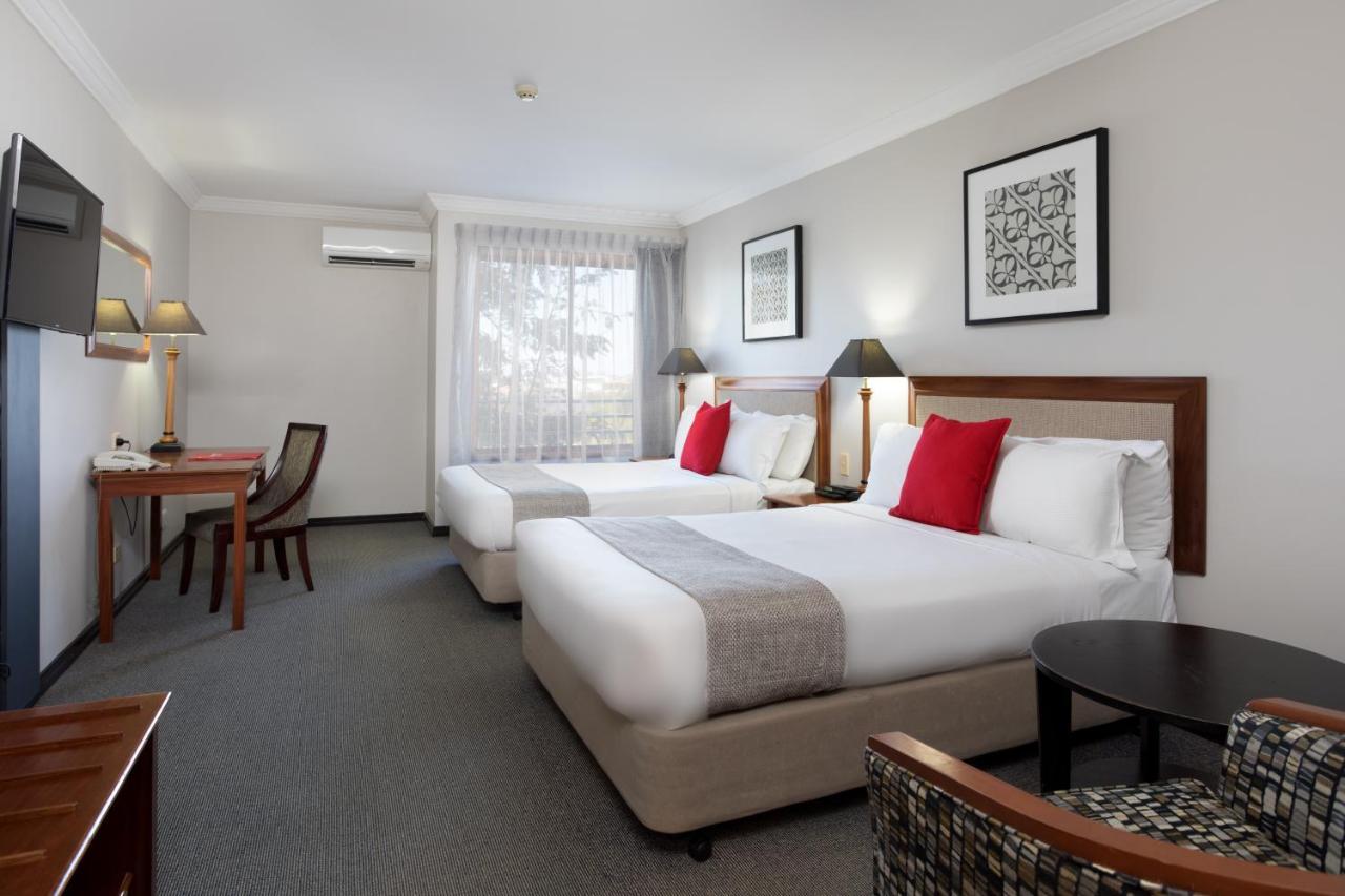 Отель Ramada By Wyndham Brisbane Windsor Экстерьер фото