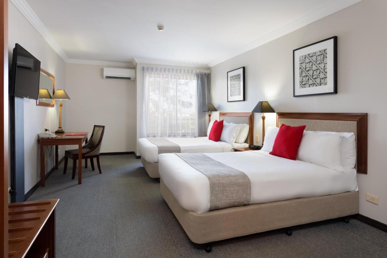 Отель Ramada By Wyndham Brisbane Windsor Экстерьер фото